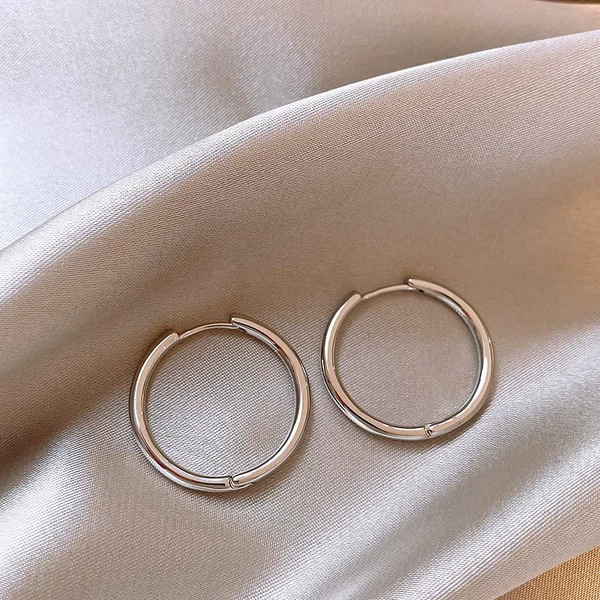 Silver earrings, 2.5cm