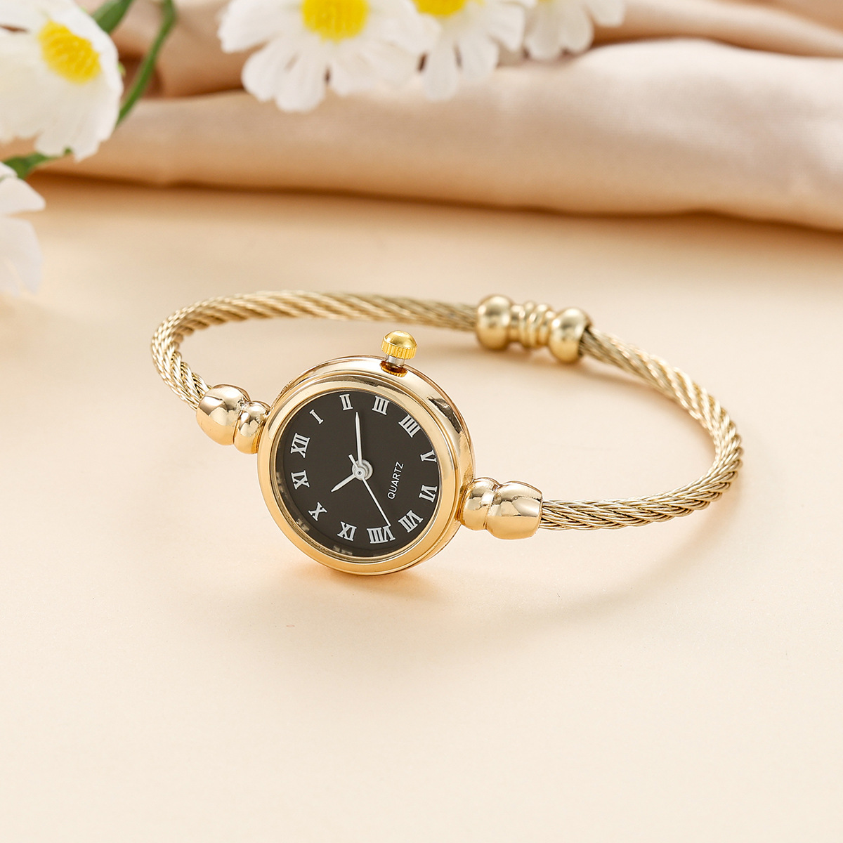 Nuevo reloj casual estilo pulsera para mujer, reloj fresco y sencillo para estudiantes, versión coreana, estilo pulsera moderno para estudiantes femeninas.