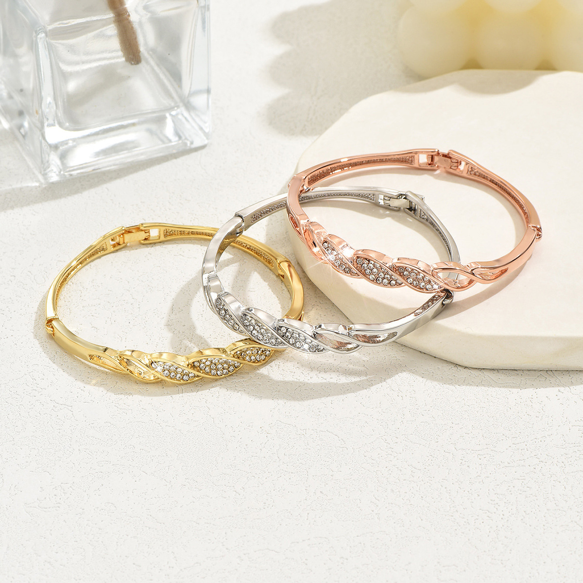 Accesorios transfronterizos de diamantes de moda simple pulsera de aleación ligera de lujo de alto nivel sensación fría nueva joyería al por mayor