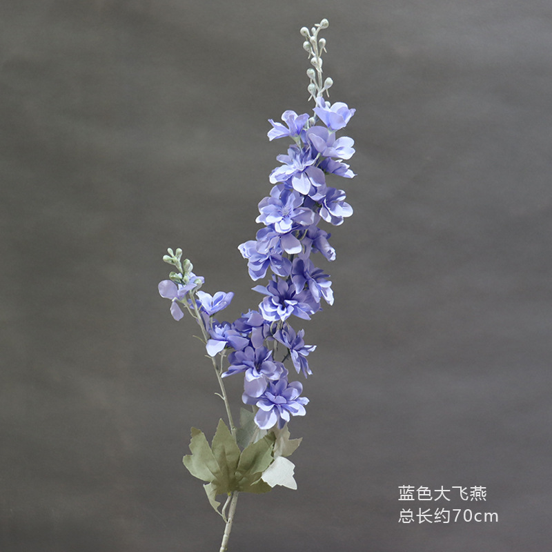 Una gran golondrina voladora azul