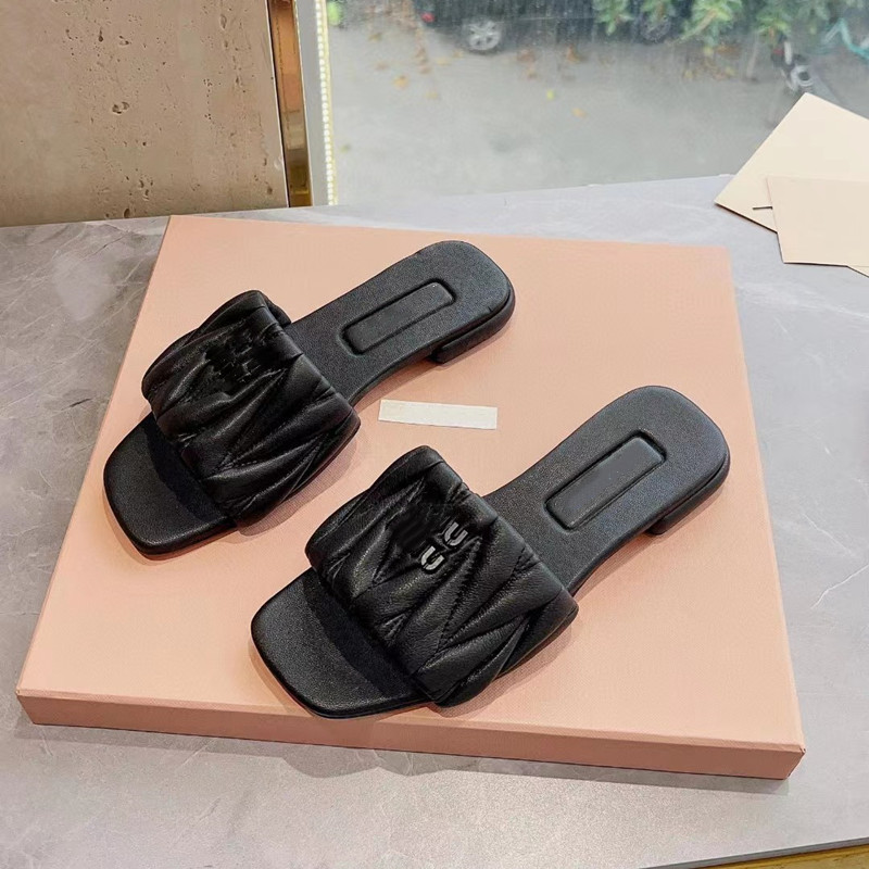 Versión alta Miao miu casa cabeza cuadrada zapatillas de una palabra mujeres verano 2023 nuevas letras de moda zapatos casuales de fondo plano mujeres