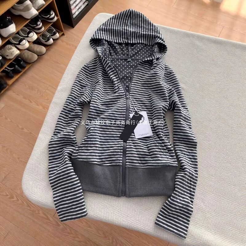 Striped slim-fit sweatshirt jacket for women, with a straight shoulder design that creates a slimming effect, a thin waist-cinching top with a unique design, suitable for early autumn Korean-style outfits Striped slim-fit sweatshirt jacket for women, with a straight shoulder design that creates a slimming effect, a thin waist-cinching top with a unique design, suitable for early autumn Korean-style outfits