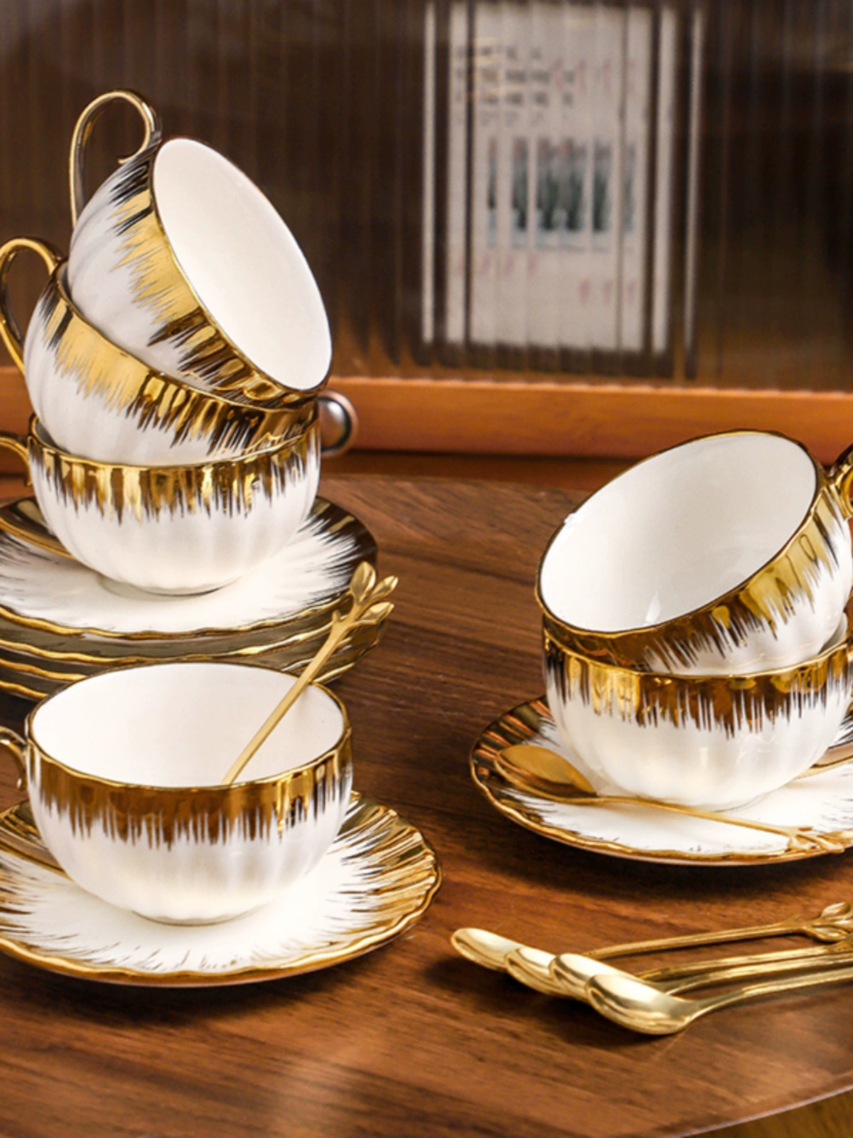 Кофейная чашка в стиле легкой роскоши, европейский набор чашки и блюдца, керамический чайный набор для кофе, чайный набор для женщин с красивым дизайном.