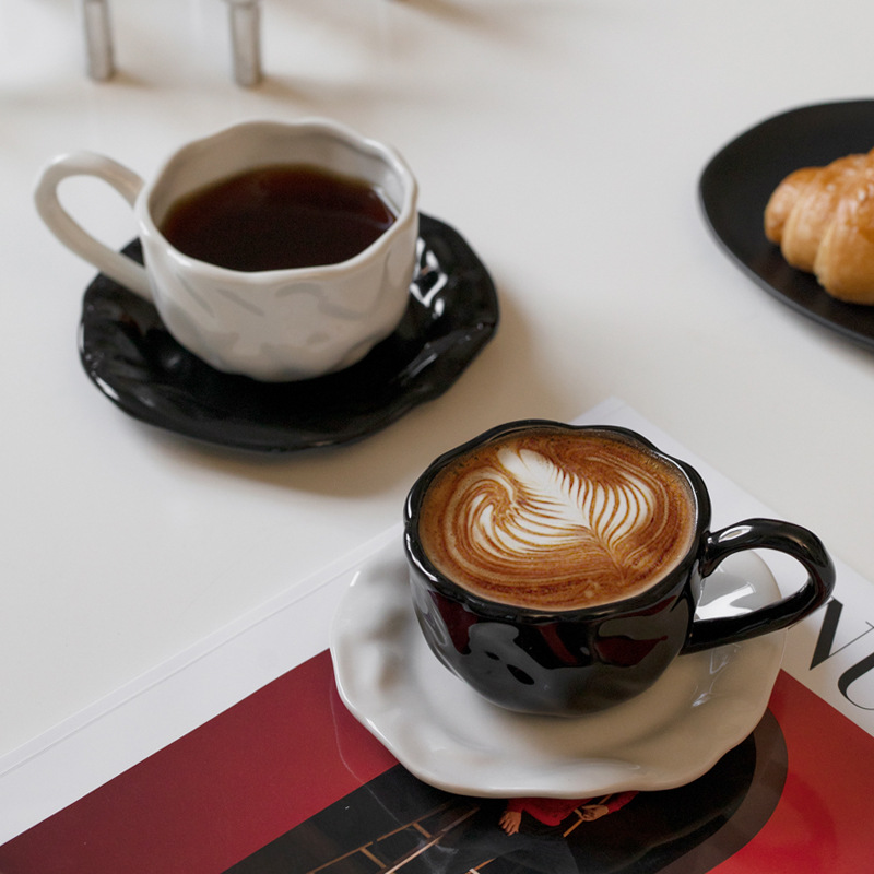 Taza de café de cerámica vintage hecha a mano taza de té mediados de la Antigüedad taza de té de la tarde avanzada y platillo traje taza pareja hombres y mujeres taza