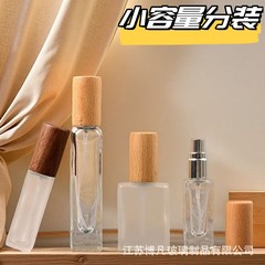 透明な香水詰め替えボトル、高級携帯用10mlサンプルボトル、ガラス製スプレーボトル、木製キャップ付き空ボトル