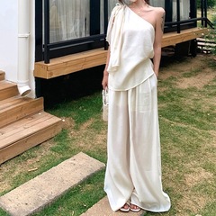 不規則なストラップの肩の袖のないベストの上着の女性の夏のファッションのスーツのカジュアルなワイドレギンスのズボンの2つのセット