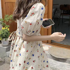 2025夏の新型韓国版のvネックの花のワンピースの女性は腰の初恋のスカートのフランス式の甘い学院の風を収めます。