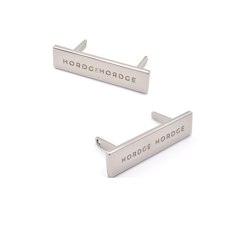 金属铭牌锌合金压铸打孔服装标牌金属logo箱包字母插脚五金商标贴