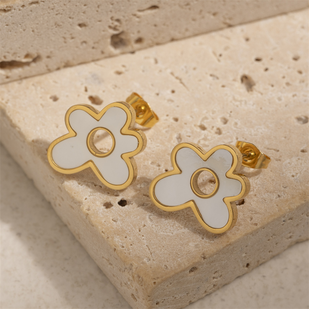 Taena Pendientes de acero inoxidable europeos y americanos Pendientes de concha en forma de flor de alta calidad simples Pendientes de acero de titanio para mujer al por mayor