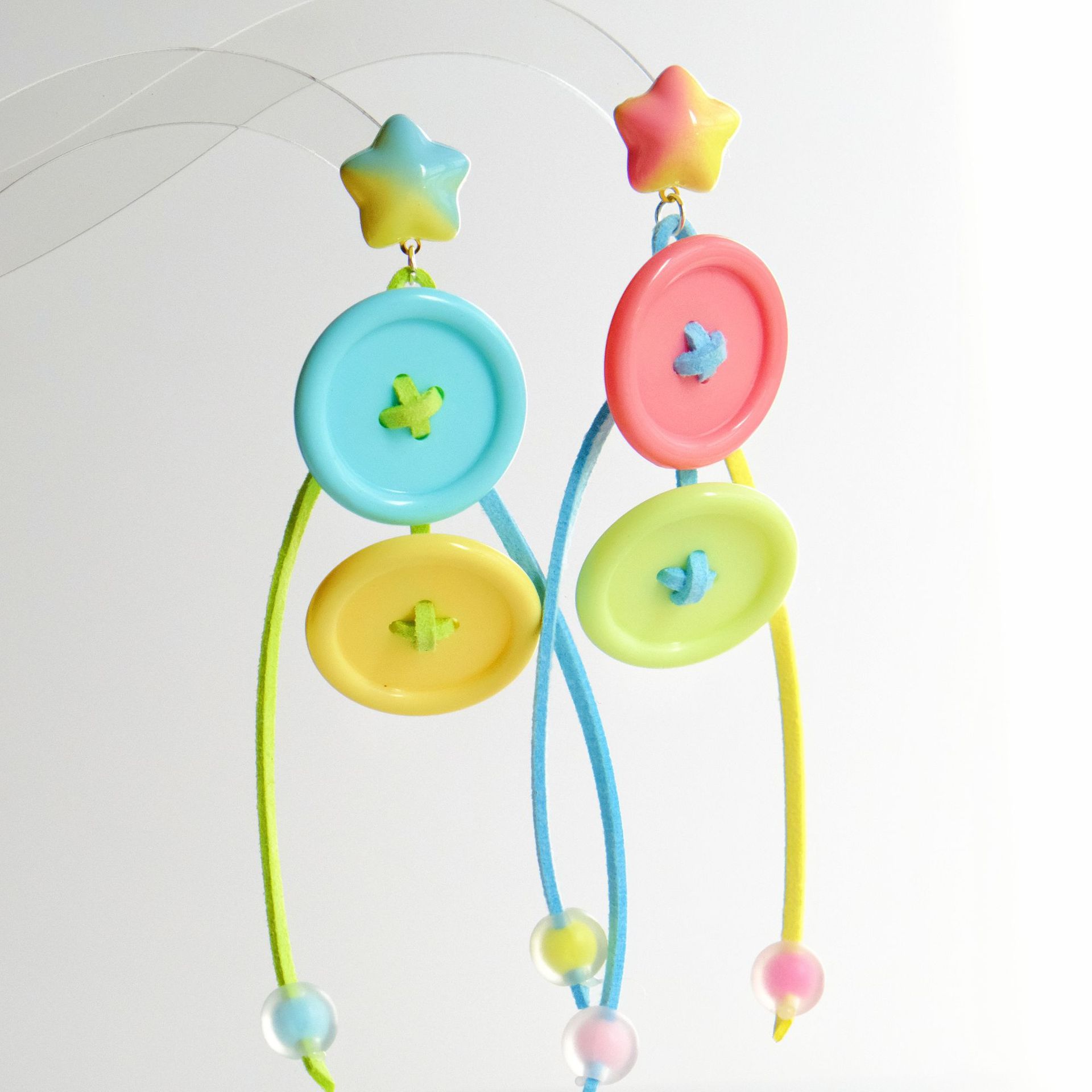 동일한 색상의 둥근 버튼 다섯개 별 은바늘