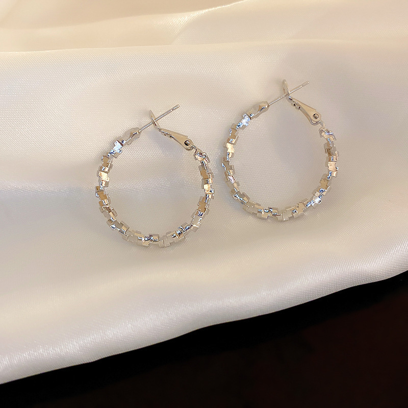 Pendientes redondos irregulares con aguja de plata Pendientes simples y fríos de moda Pendientes europeos y americanos de lujo ligero Pendientes de alta gama mujeres