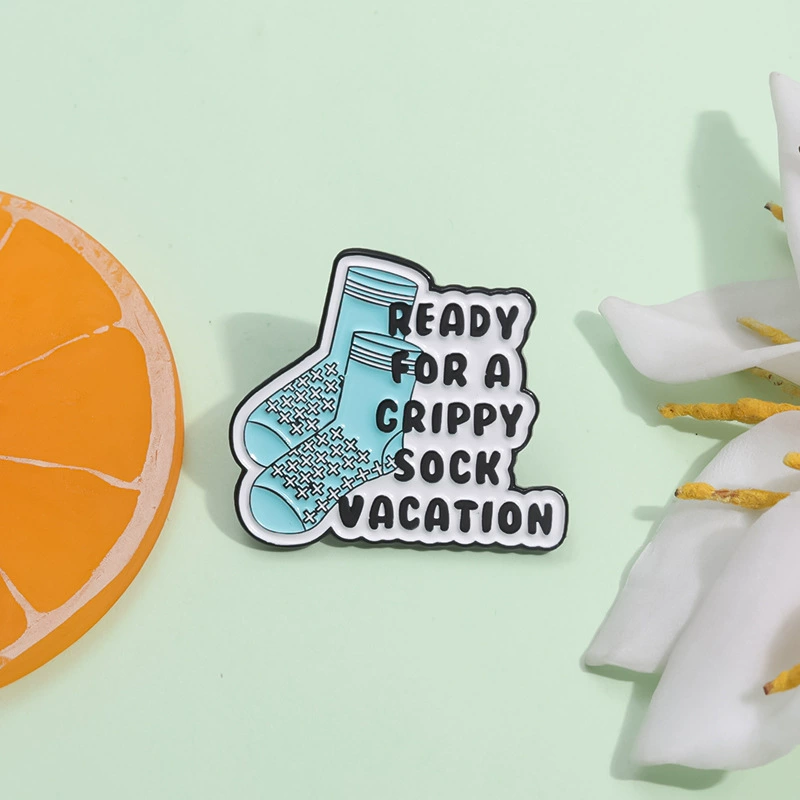[Универсальная одежда декоративная брошь READY FOR A CRIPPY SOCK VACATION]