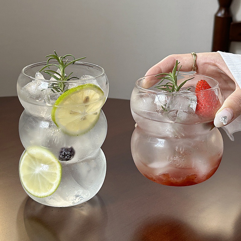 Bloggers con el mismo tipo de tazas de vidrio de gran capacidad en cafetería americana helada taza de jugo de fruta taza de té de fruta