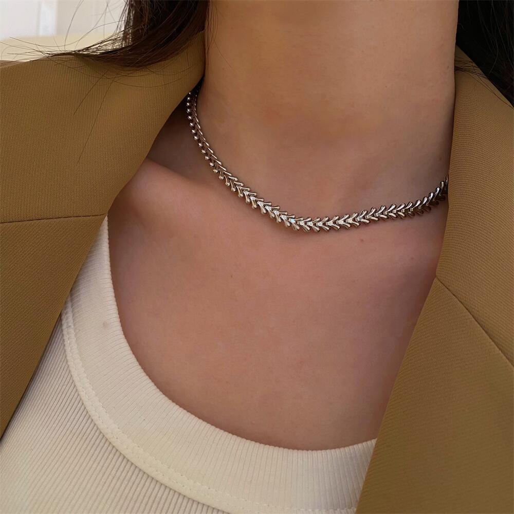 Collar de cadena cubana con espigas en acero de titanio_voghion.com