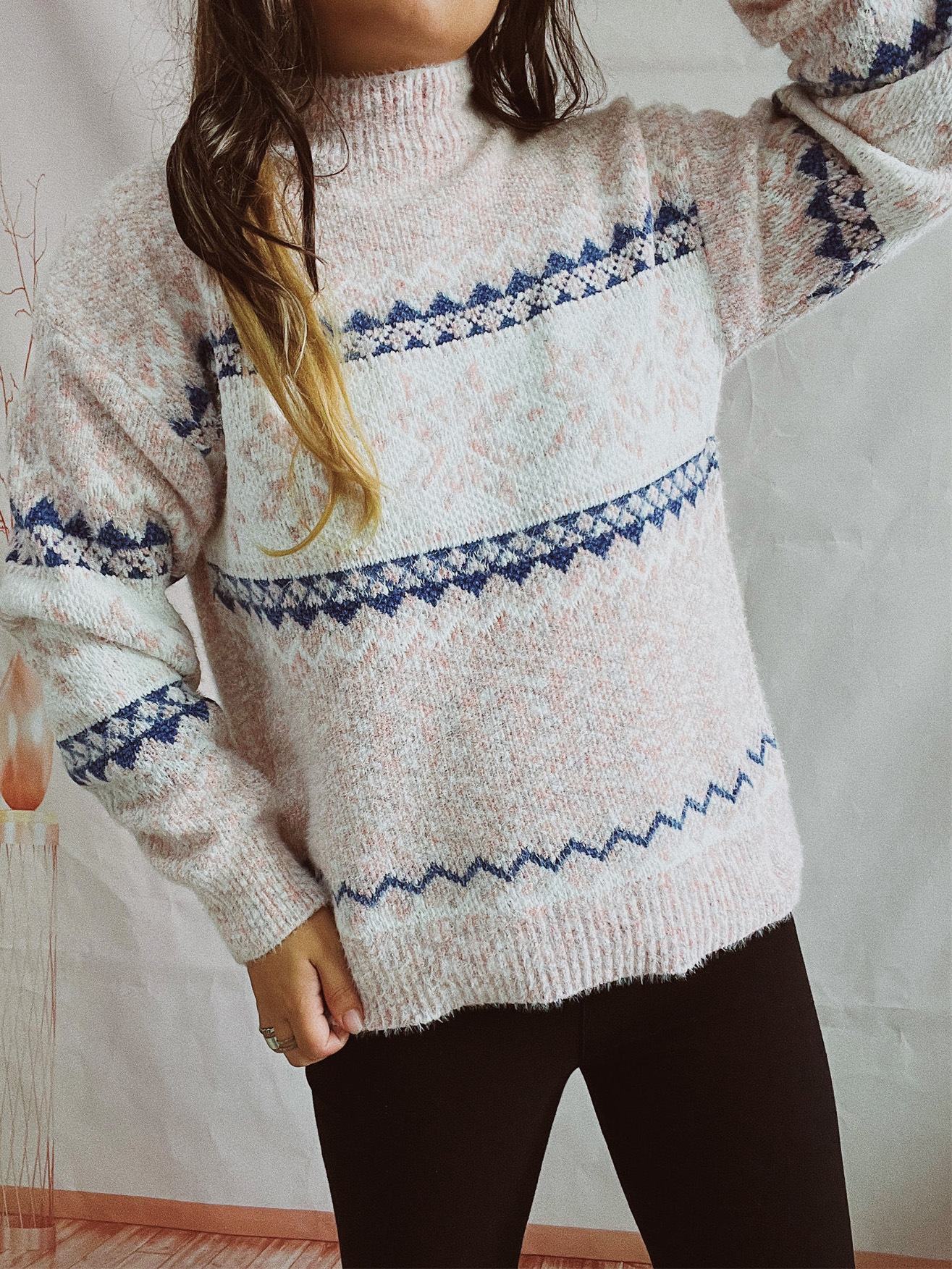 Dámský pletený svetr s dlouhým rukávem a zahuštěným vzorem sněhové vločky a polovičním rolákem_voghion.com