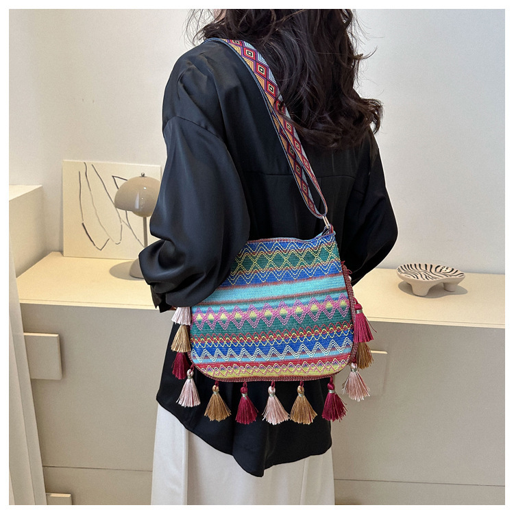 Women's Medium Special Geometric Ethnic Style Tassel Zipper Crossbody Bag display picture 6