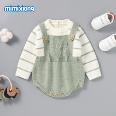 Insは春と秋の新しい赤ちゃんのニットの柔らかいストライプの偽の2つのおならの長袖の服を販売しています。