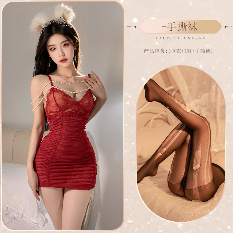 빨간색 잠옷 + 손으로 찢은 양말