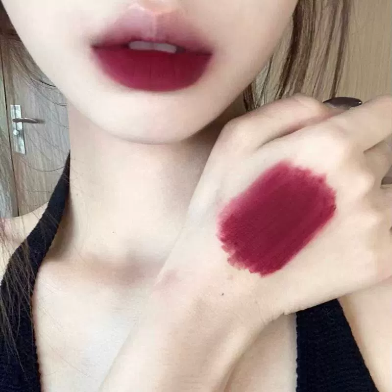 Lip gloss contains rose, lipstick, translucent shading