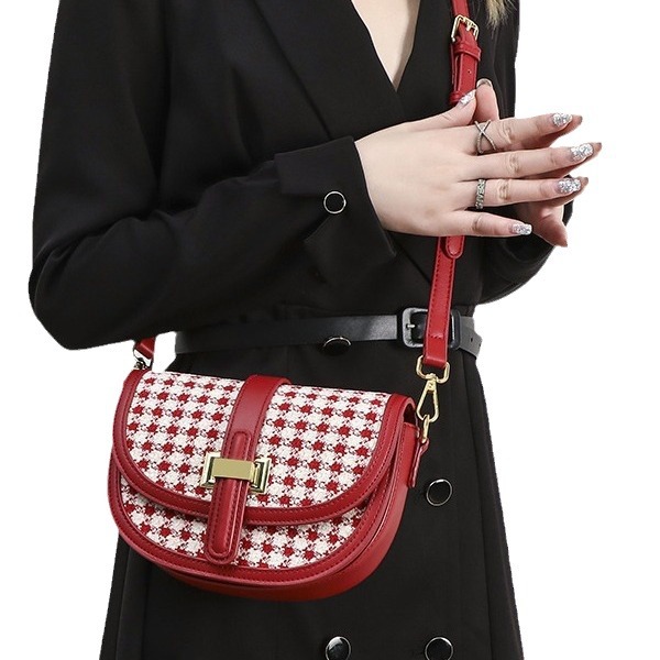 Red wedding niche design, saddle versatile one shoulder diagonal cross bag, Thousand Bird grid, fashionable and casual_voghion.com