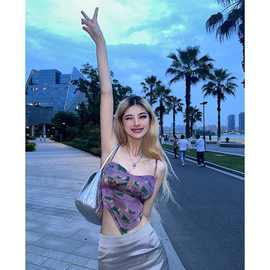 2023夏季新款度假风系带印花设计感三角丝巾性感方领吊带短上衣女