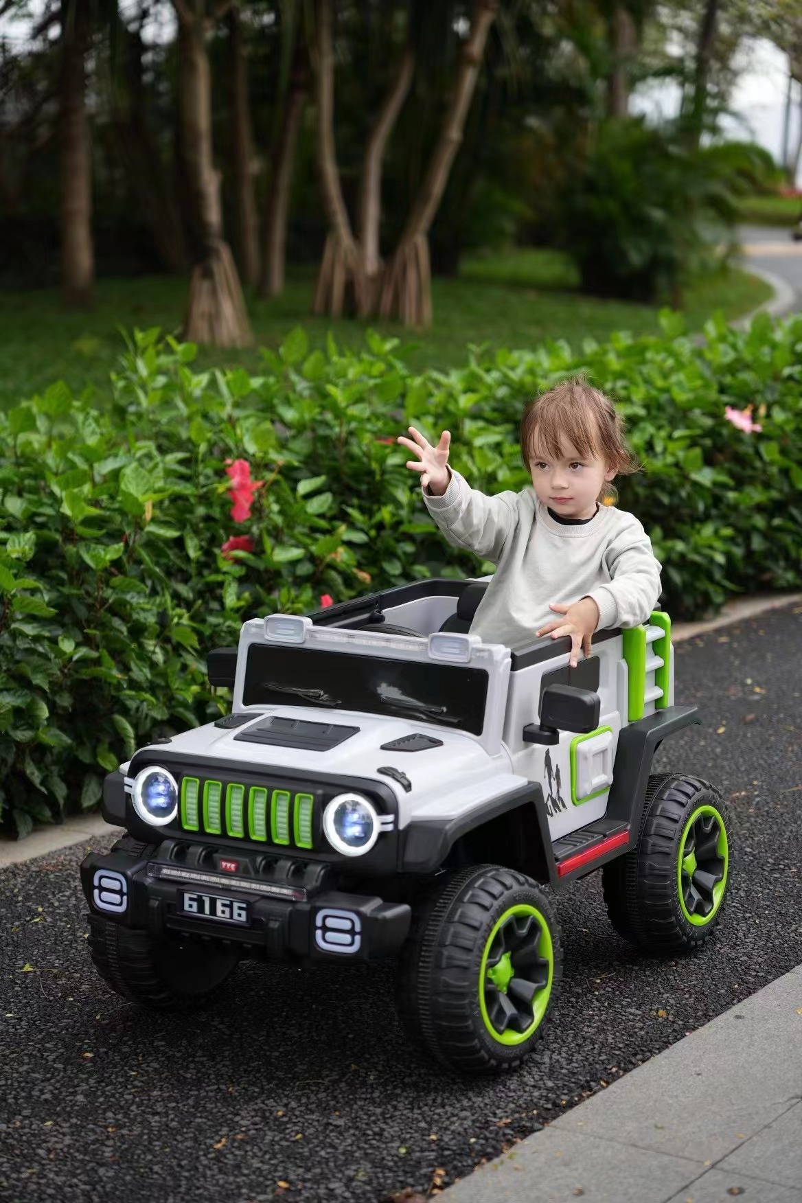 Jeep eléctrico todoterreno de cuatro ruedas para niños, coche recargable para niños y mujeres, coche de juguete de batería de control remoto, 4WD image 9