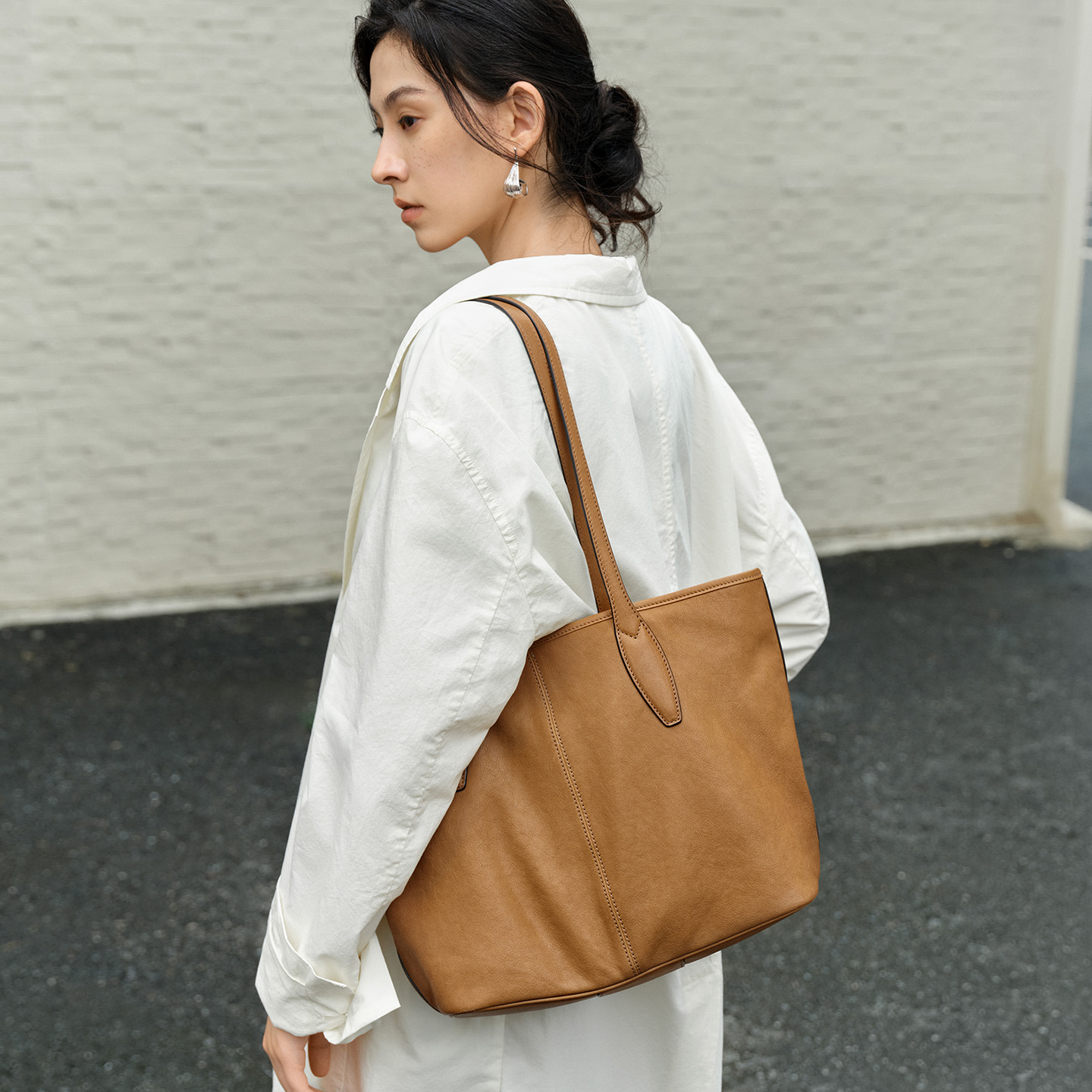 Qiuzhen Manman Vegetable-Tanned Sheepskin Tote Bag for Women, 2025 Large-Capacity Leather Commuter Shoulder Bag - Thumbnail 4