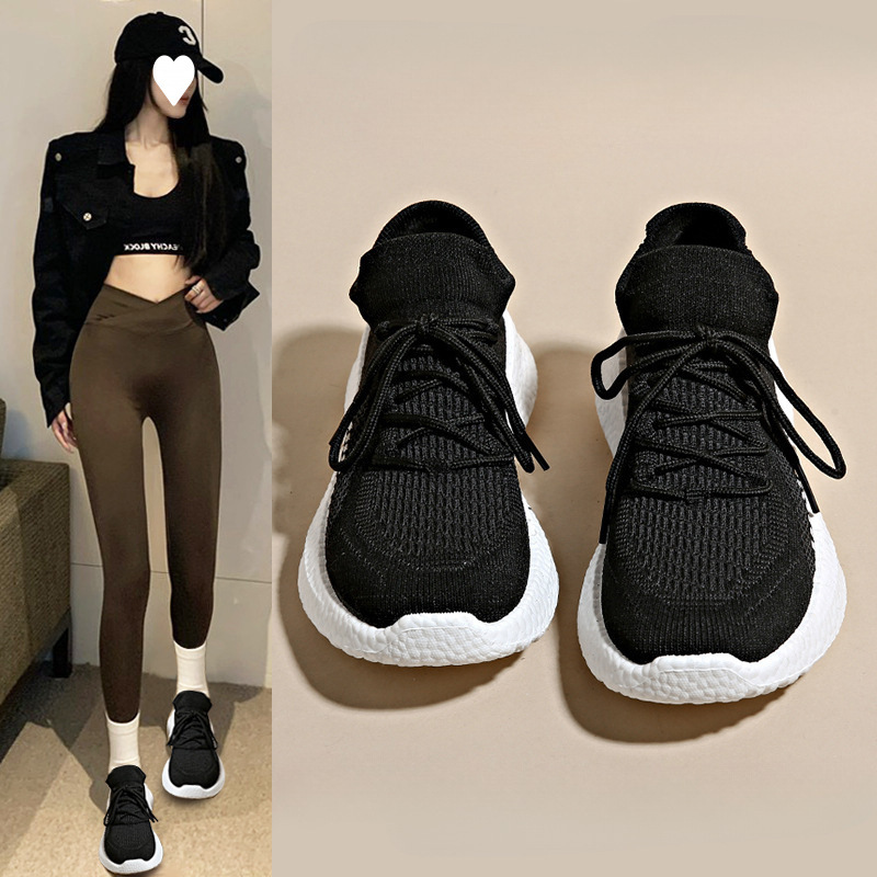 여성을위한 캐주얼 스포츠 운동화 2025 봄과 여름 새로운 경량 플라이 짠 양말 신발 커플 스타일 코코넛 남성과 여성 신발