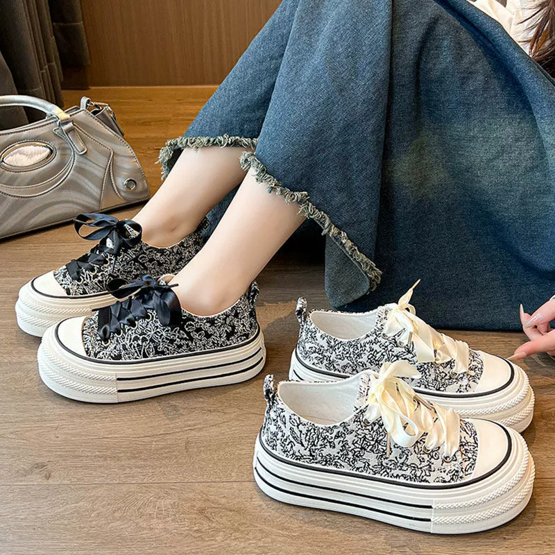 Национальная обувь на холсте Женская весенняя и летняя толстая подошва увеличила обувь 2025 тонкая ниша модная повседневная маленькая белая обувь