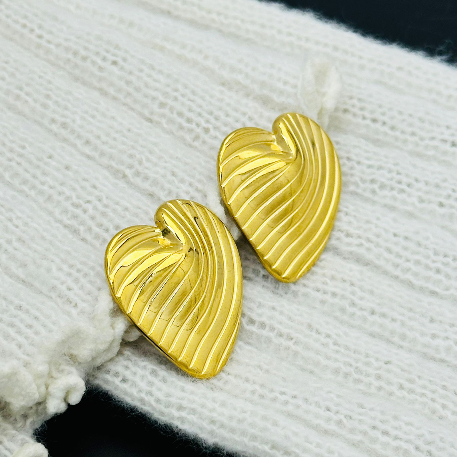 Moda francesa estética textura plegada aretes de gota de agua en forma de corazón dorado no se desvanece la sensación de lujo ligero pernos de acero de titanio