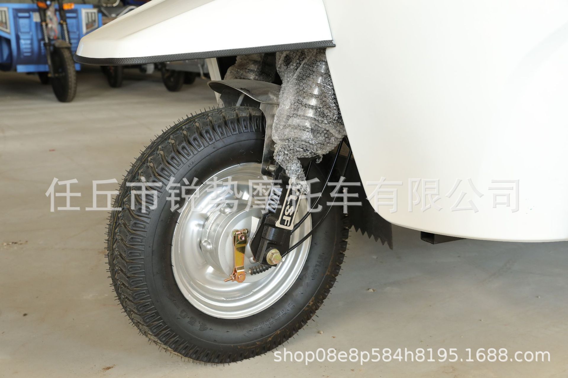 Three-wheeled motorbike with canopy for passenger transport, Southeast Asian cross-border TUK-TUK passenger transport three-wheeled motorbike, fuel-powered