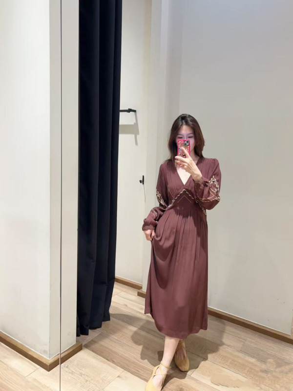 南油连衣裙高级感法式度假棕色V领刺绣长袖连衣裙收腰显瘦中长裙|undefined