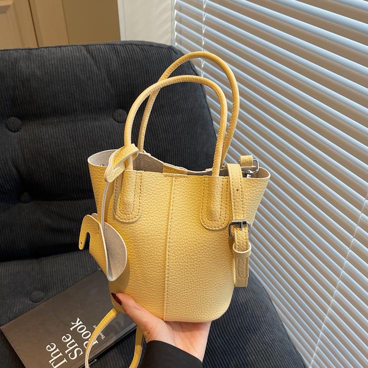 Bolso de cubo de venta caliente de comercio exterior, sentido de alta gama de nicho femenino 2025 nuevo bolso de mano simple y versátil, bolso de mensajero de moda y versátil