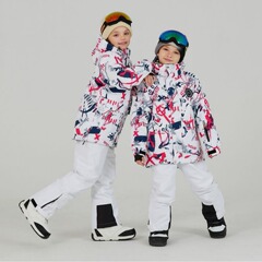 子供用スキーウェアのセットは単板と二板が厚くて暖かいアウトドアスキーです。