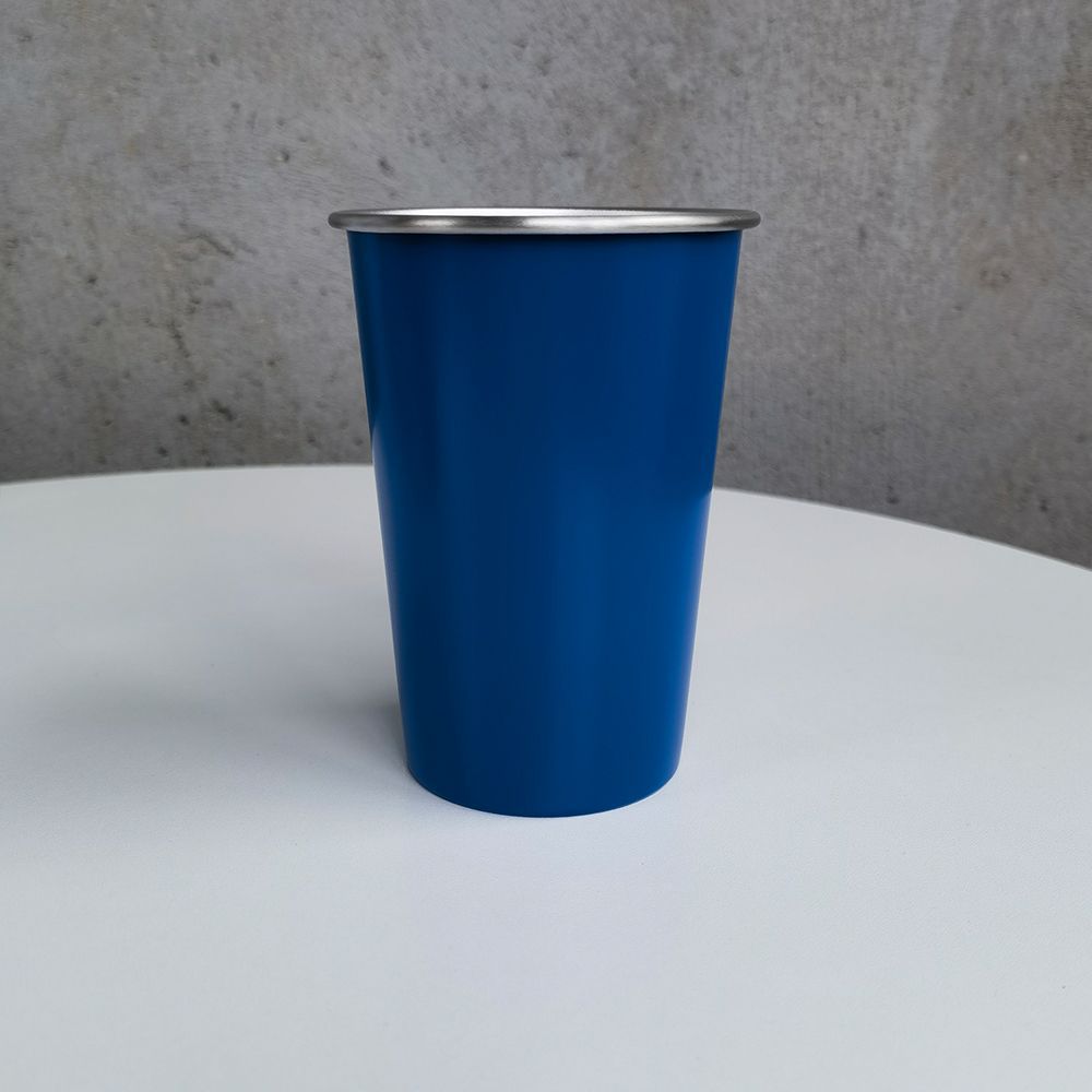 Taza de camping azul oscuro