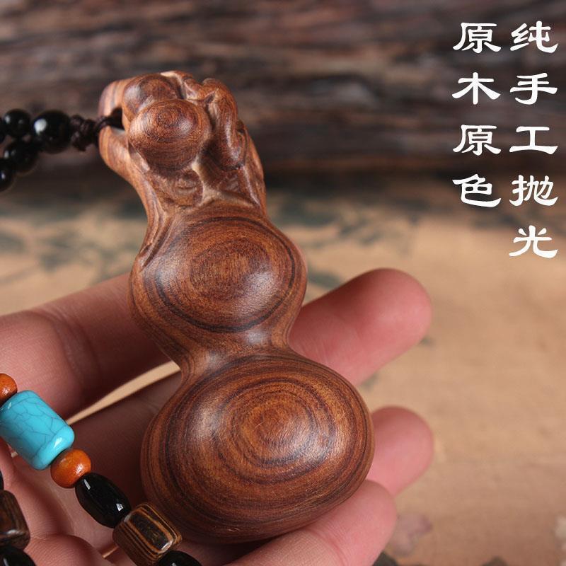 手でラオスの黄花梨の手を彫刻します。|undefined