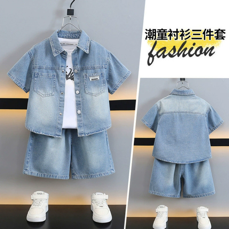 Летний костюм для мальчиков 2025, новый детский джинсовый комплект из трех предметов с коротким рукавом, тонкая летняя одежда для малышей, модный и стильный.