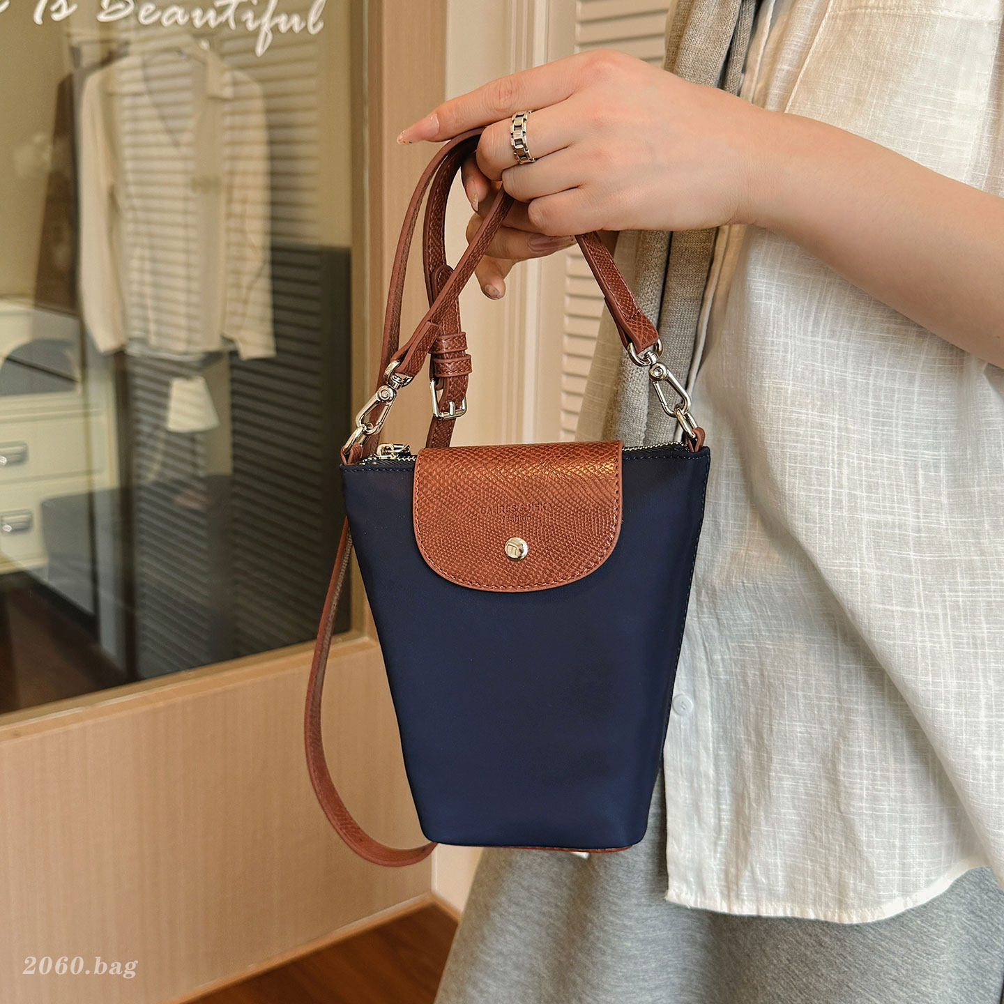 Mini nicho popular mochila 2026 multifuncional retro ocio de hombro nuevo diseño de moda bolso móvil