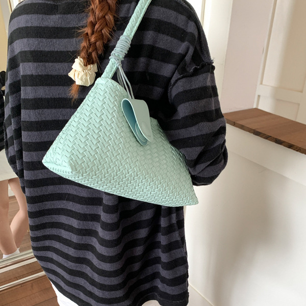 Fashionable woven underarm bag