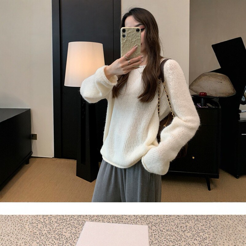 Relaxed and casual style: women's loose-fitting, round-neck sweater with a chunky knit and rolled edges, perfect for autumn Relaxed and casual style: women's loose-fitting, round-neck sweater with a chunky knit and rolled edges, perfect for autumn