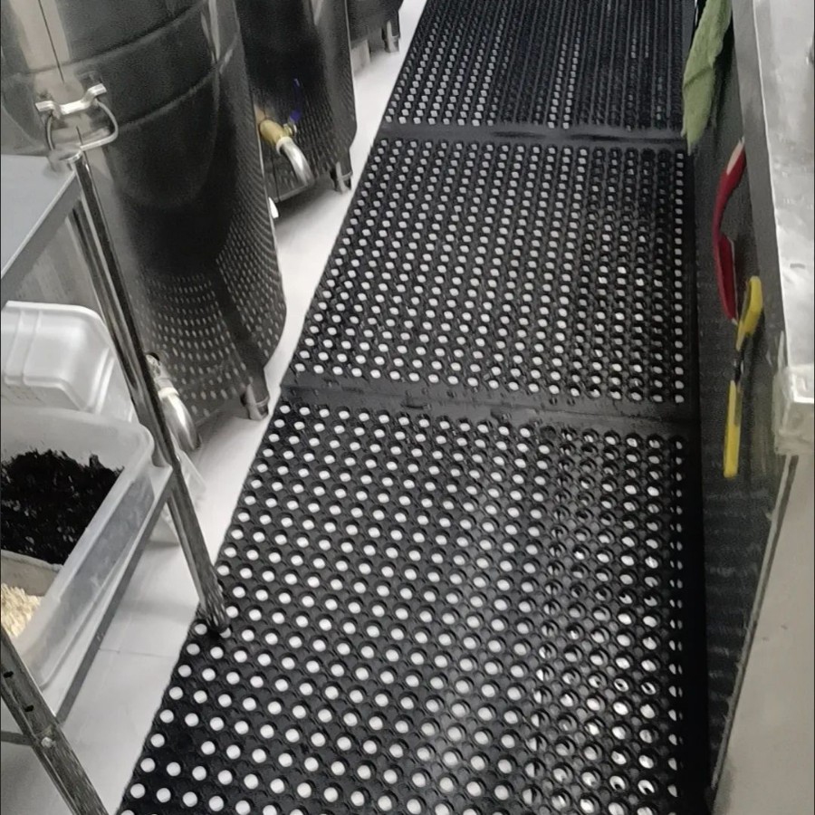 带孔加厚橡胶板厨房饭店后厨防水防滑防油污地垫船舶甲板耐磨地垫