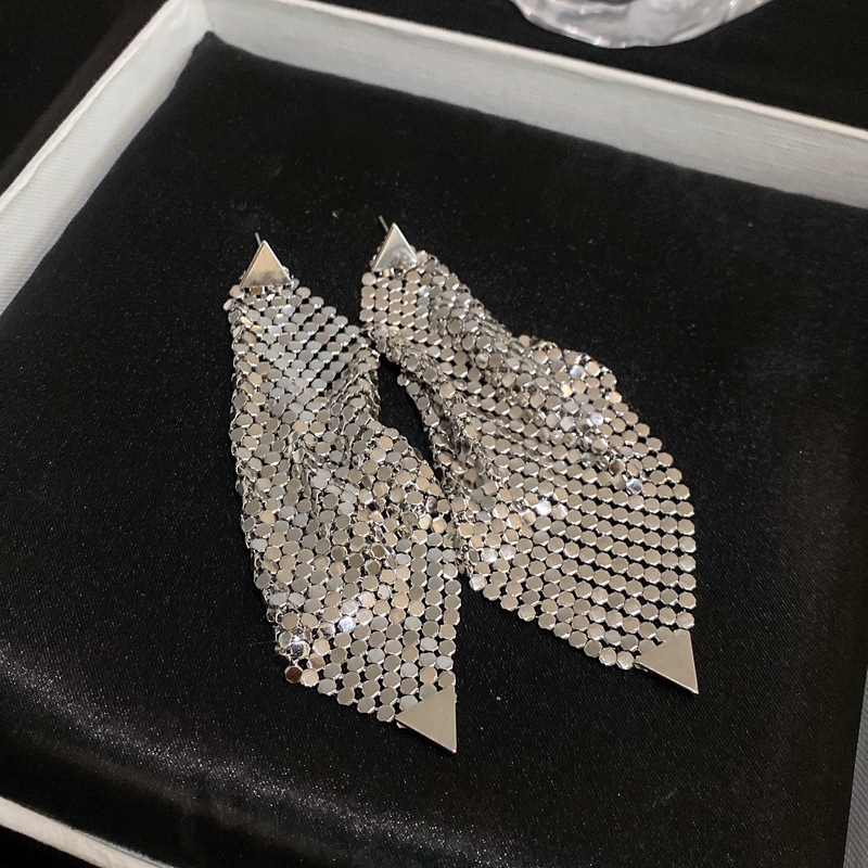 Agujas de plata transfronterizas flores de zircón aretes de bordillo estilo de moda pernos de auriculares lujosos de alto nivel de diseño de auriculares nicho