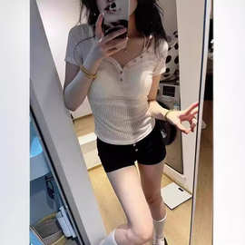 纯欲风V领纽扣短袖t恤女夏季2026新款甜辣妹修身显瘦上衣女ins潮