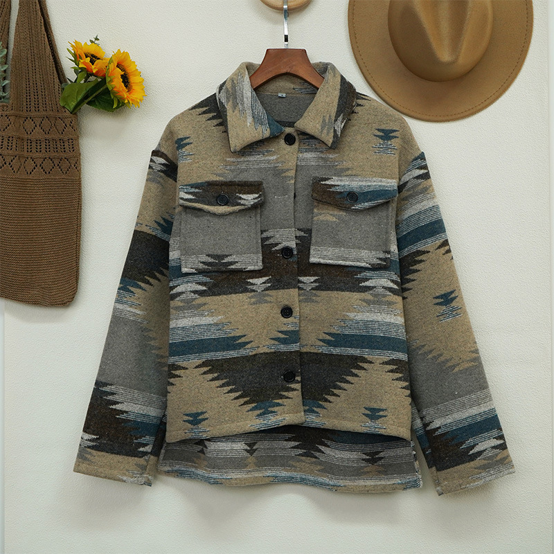 Kurtka luźna jesienno-zimowa z geometrycznym wzorem i klapami, wełniana, damska_voghion.com