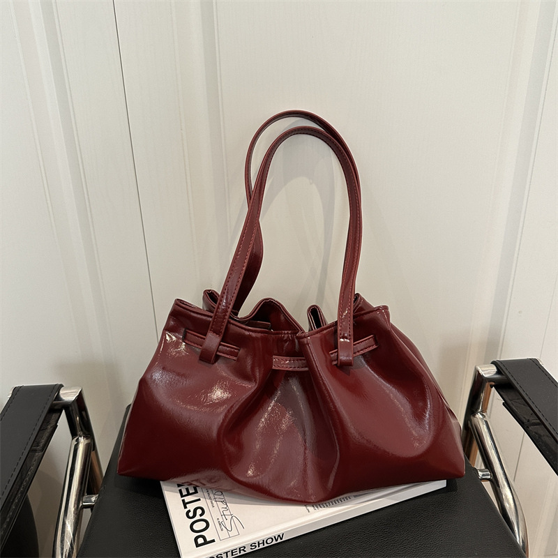 2025 moda pliegue sensación de bolso de mujer coreana brazo bolso de mano de calidad europea y americana de piel de cera de aceite bolso de hombro de viaje universal