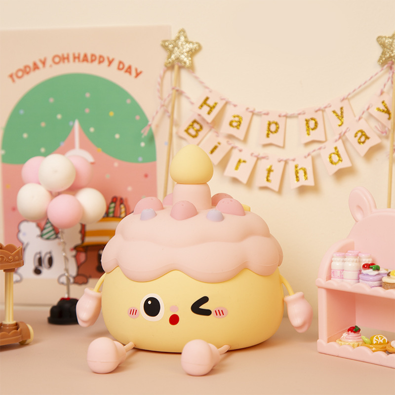 創意的な誕生日ケーキの小夜灯のベッドの上に飾られています。|undefined