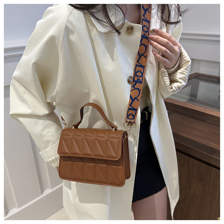 A stylish and simple diamond-shaped small square bag for the autumn and winter of 2024, featuring a solid color and a trendy single-shoulder bag for women undefined
