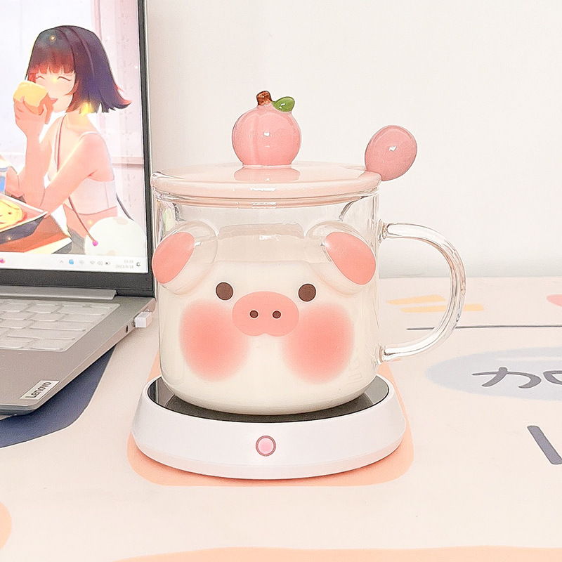 かわいいカップを飲む女性は高温に耐えます。|undefined