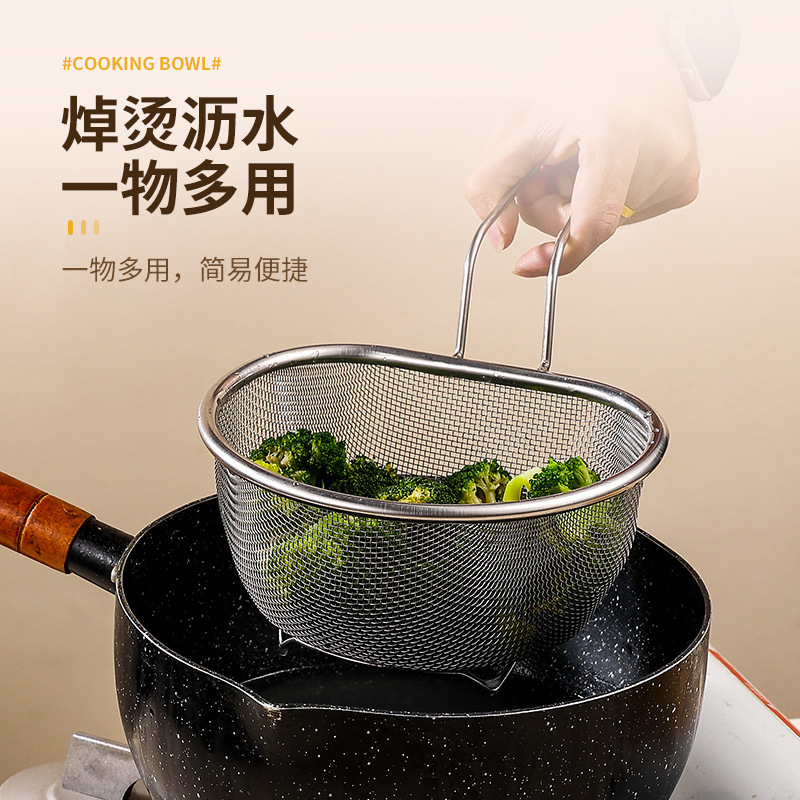 ステンレス製の水たまりかごの水たまりかごの家庭用台所のスプーンをすくって麺を煮ます。|undefined