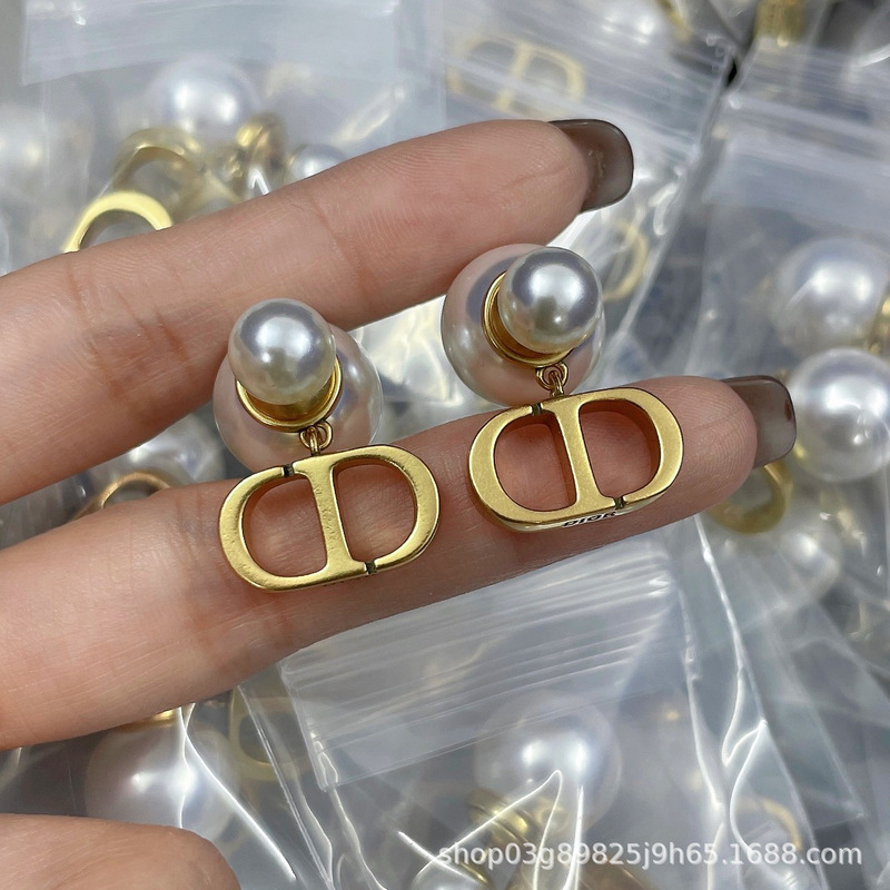 Real Shot of D-Brand Cd Pearl Earrings with Lettering for Women, Retro Pig Nose Earrings, Factory Wholesale